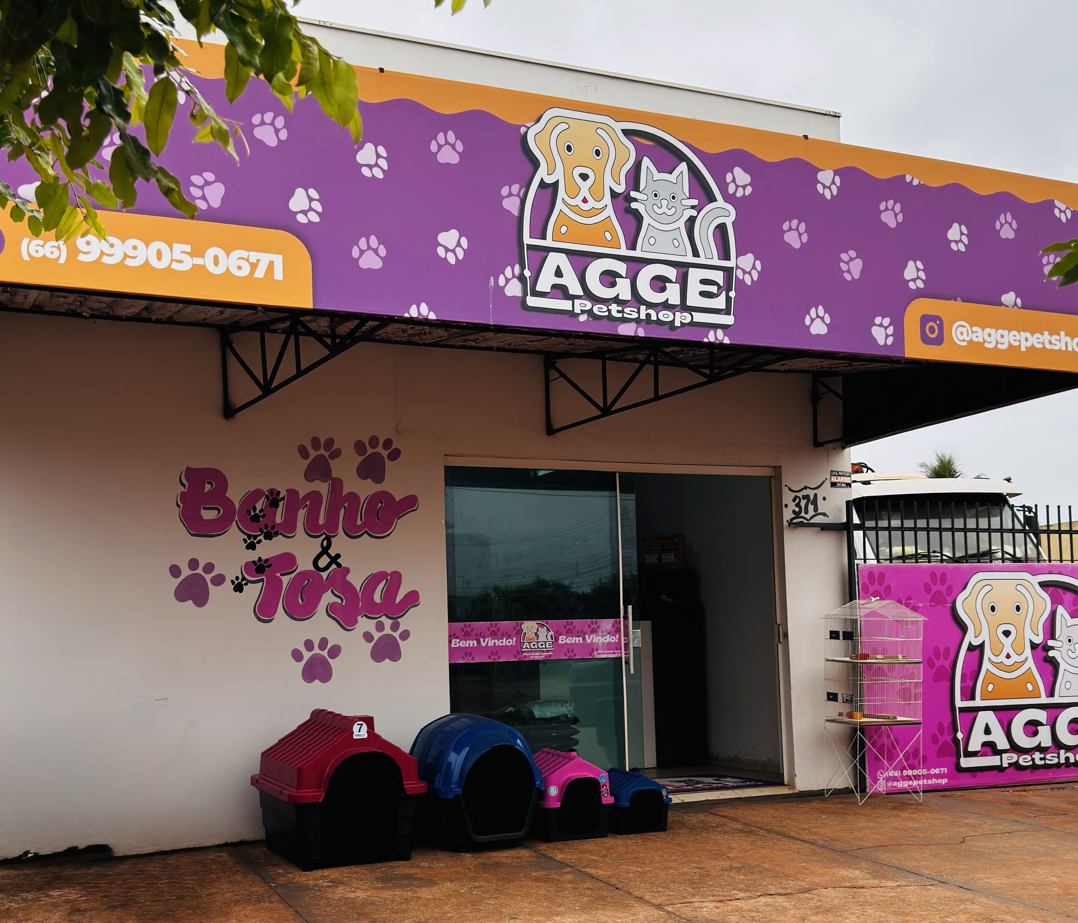 Fachada da AGGE Petshop em Rondonópolis, com mural de Banho e Tosa